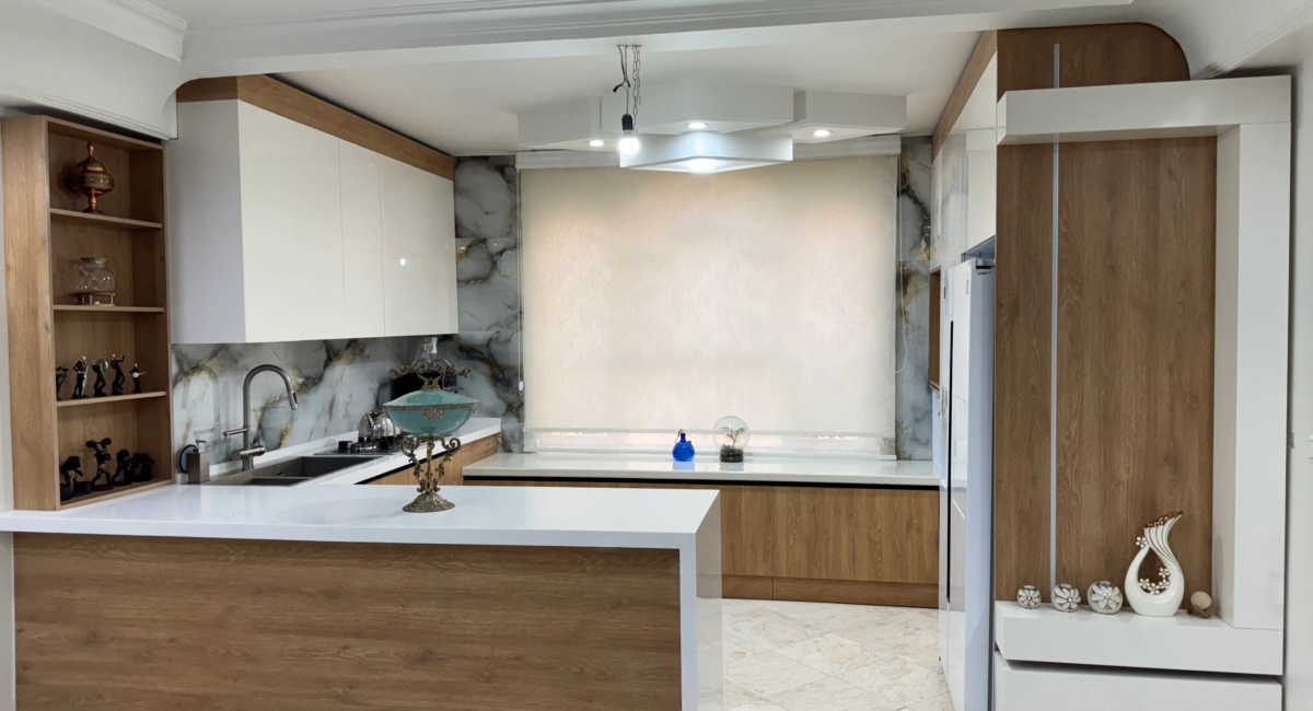 کابینت آشپزخانه مدرن سفید و چوب