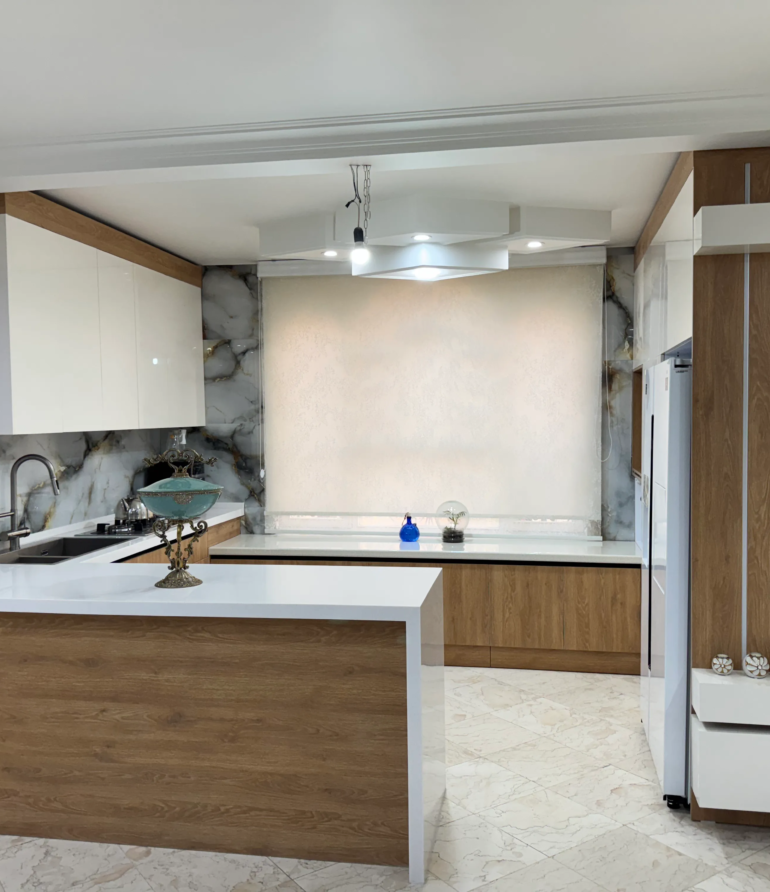 کابینت آشپزخانه مدرن سفید و چوب