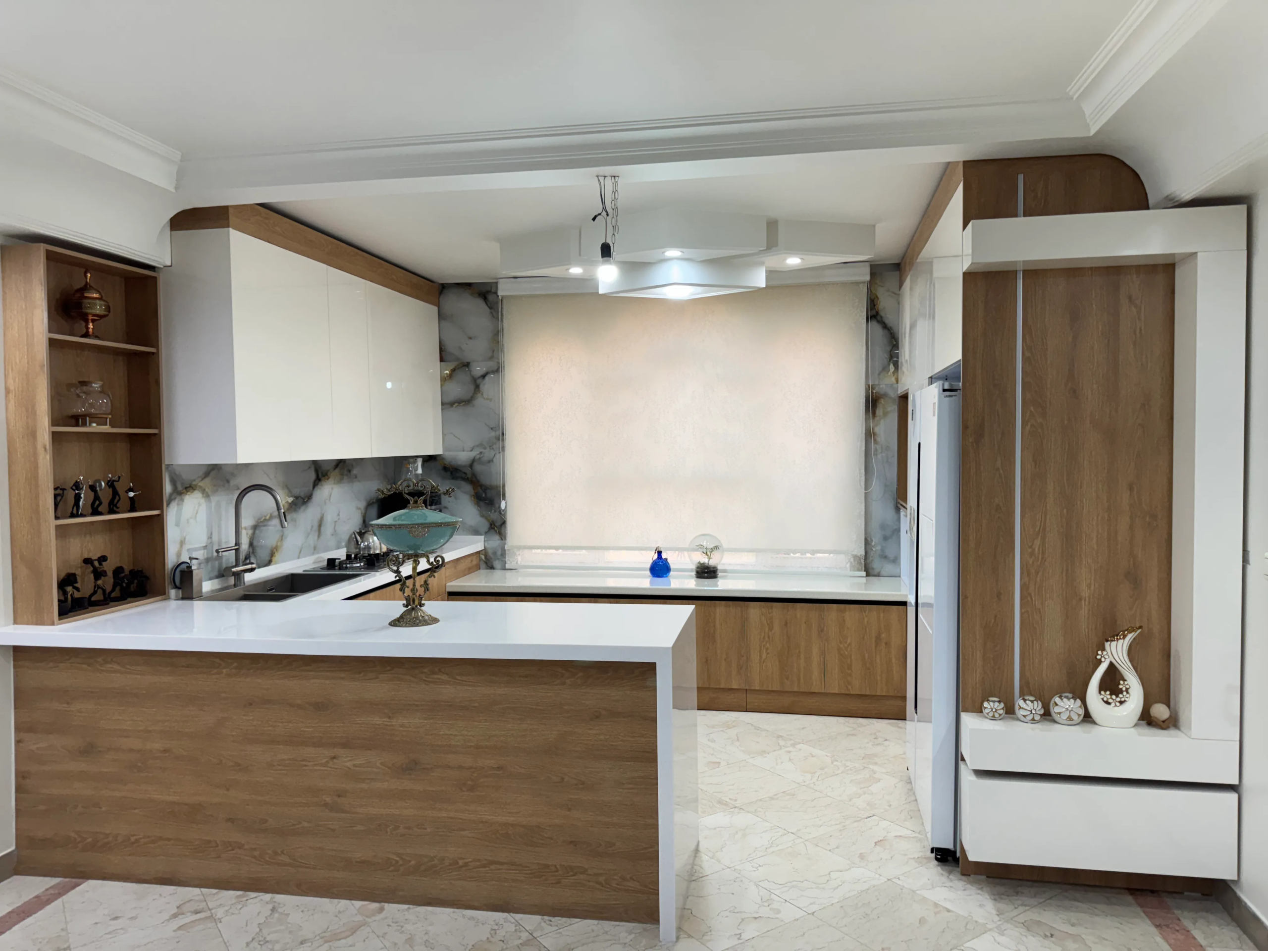 کابینت آشپزخانه مدرن سفید و چوب