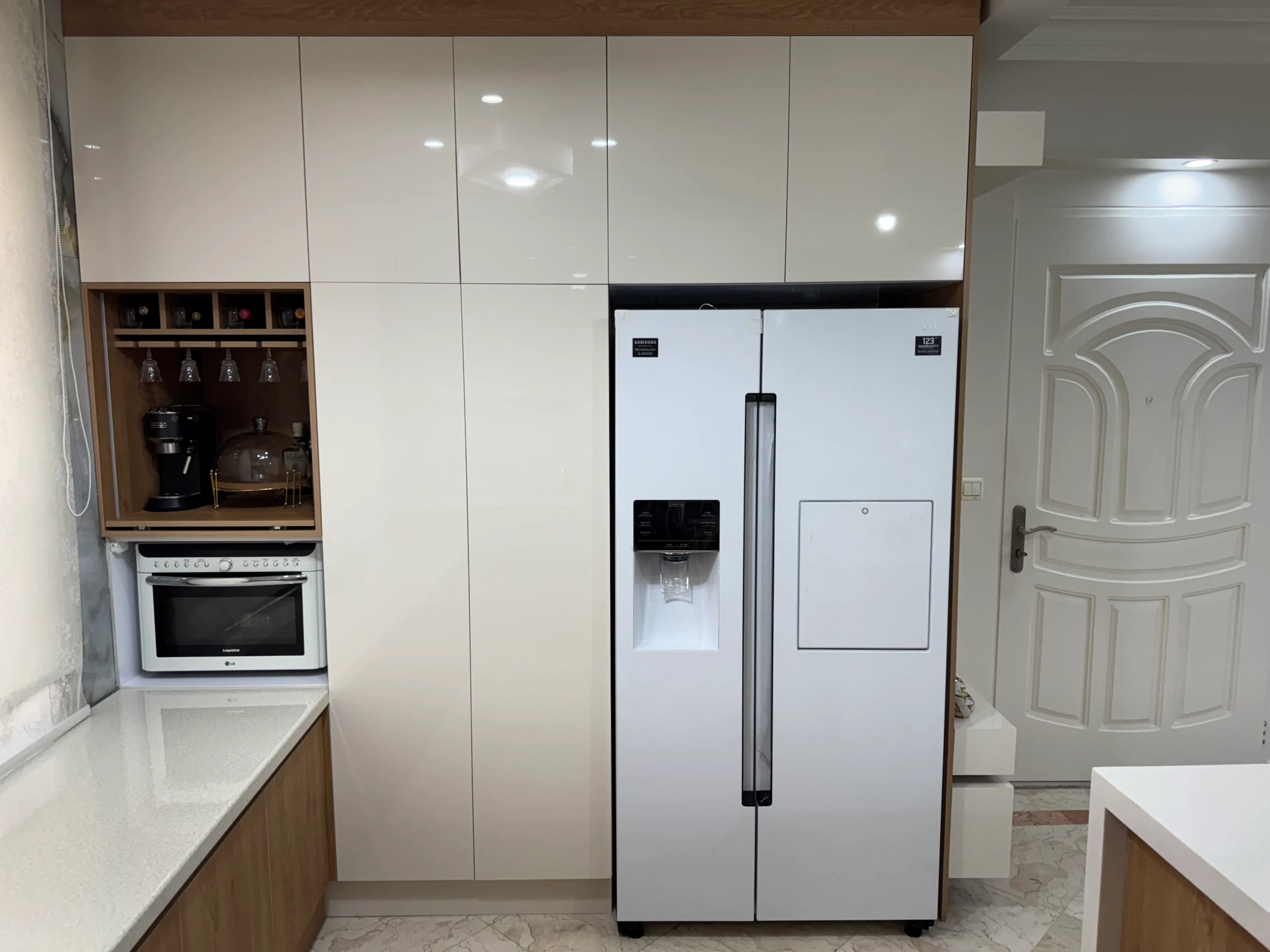کابینت آشپزخانه مدرن سفید و چوب2