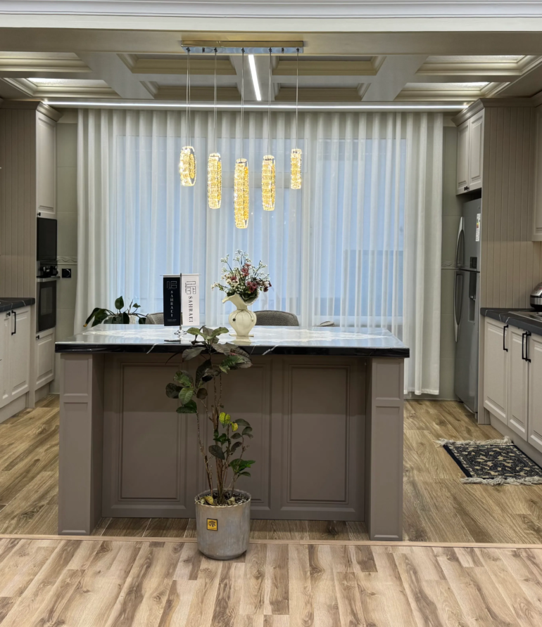 اجرای کابینت نئوکلاسیک سوپر مات بژ توسط کابینت صحرائی