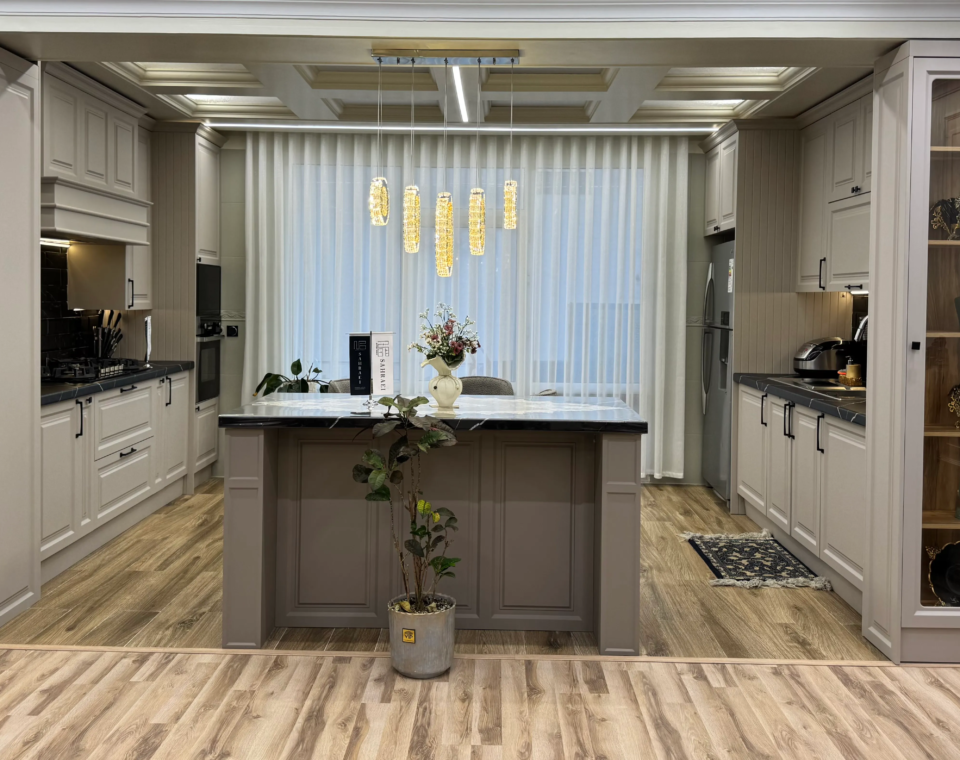 اجرای کابینت نئوکلاسیک سوپر مات بژ توسط کابینت صحرائی