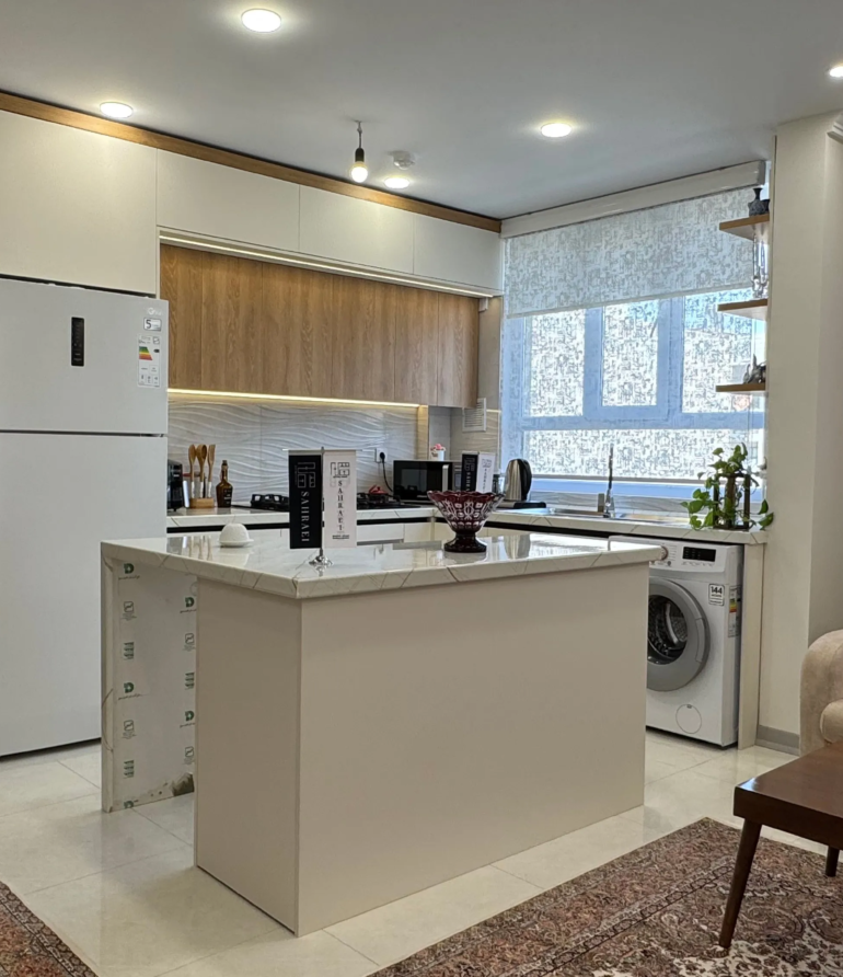 تصویرشاخص و نمای کلی نمای بیرونی جزیره L کابینت مدرن سوپر مات طرح چوب