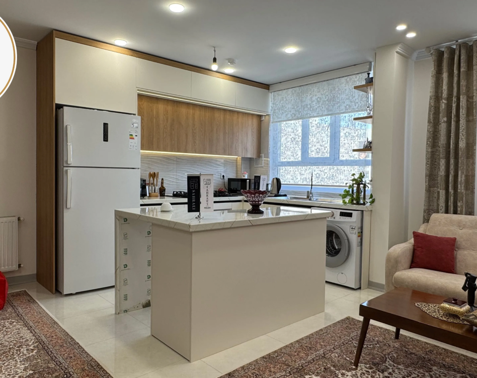 تصویرشاخص و نمای کلی نمای بیرونی جزیره L کابینت مدرن سوپر مات طرح چوب