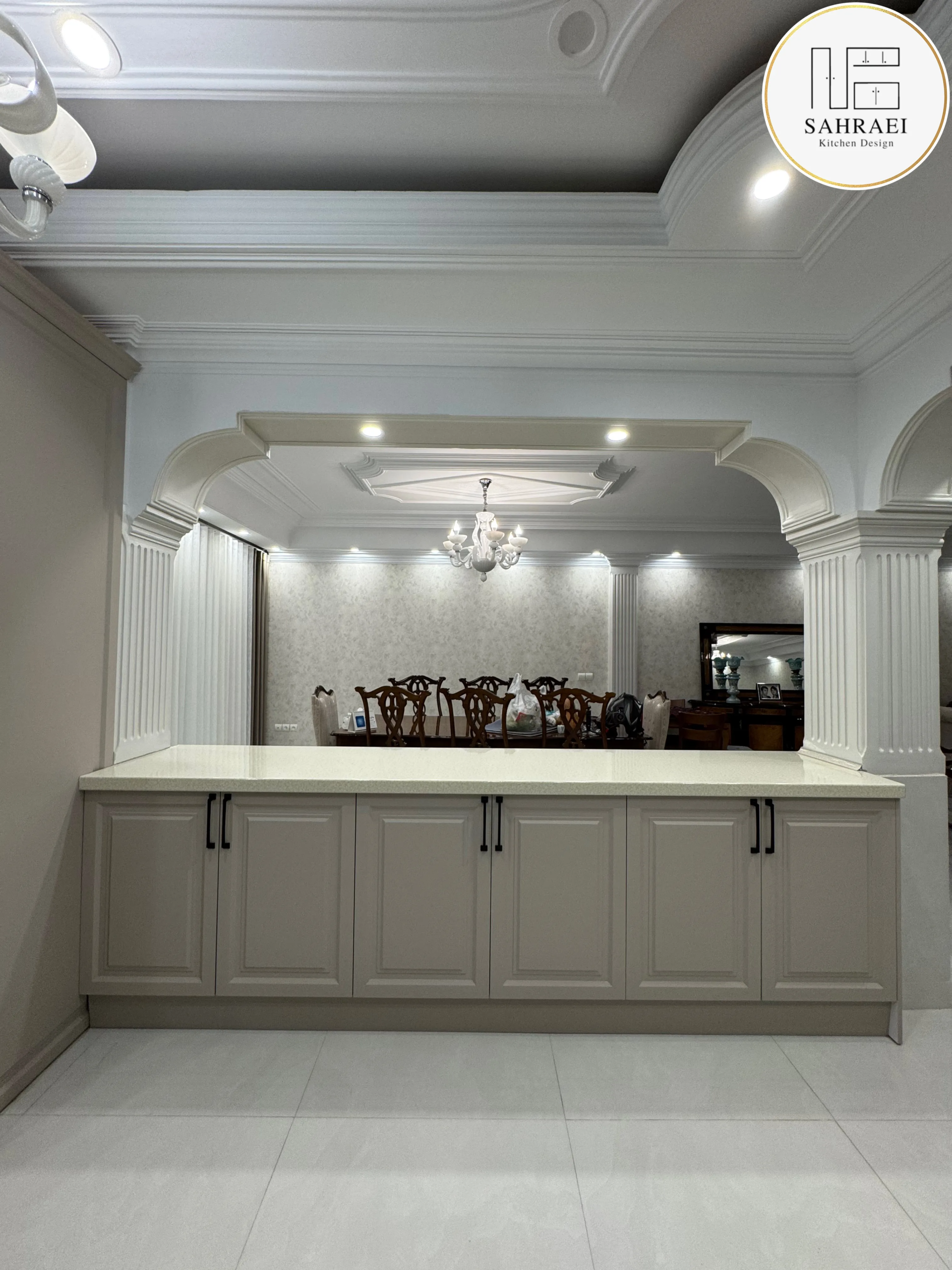 کابینت نئوکلاسیک طوسی روشن با درب MDF روکش وکیوم سوپر مات آنتی فینگر و صفحه HPL شرکتی در آشپزخانه لوکس مدرن-1
